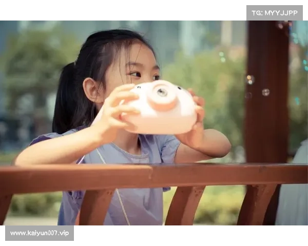 踢球时,我负责享受快乐,小马用心守护我的每一份欢笑 踢球时,我负责享受快乐,小马用心守护我的每一份欢笑