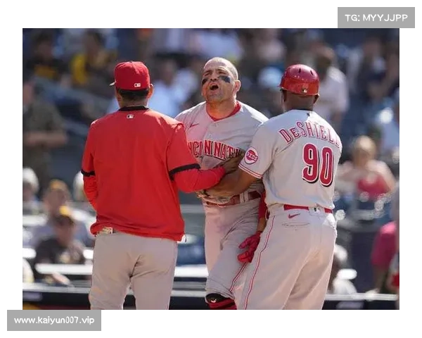 东契奇赛前亲切为客场球迷签名展现偶像风范展现超高人气 东契奇赛前亲切为客场球迷签名展现偶像风范展现超高人气