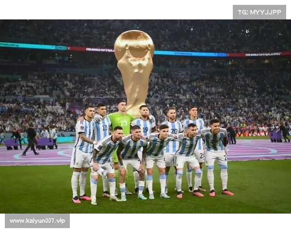 阿根廷队在卡塔尔世界杯淘汰赛冲刺中勇夺冠军演绎传奇之路