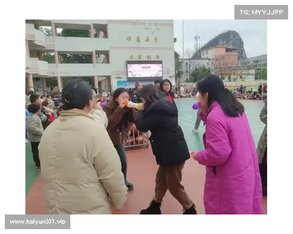 小学生请大学生帮忙吹气球引发热情响应 众大学生纷纷排队接力助力