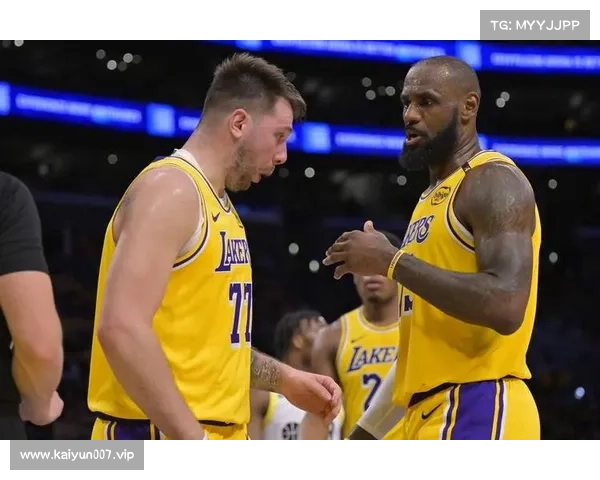 湖人首秀震撼全场 WTA赛场新星首次亮相引爆关注 湖人首秀震撼全场 WTA赛场新星首次亮相引爆关注